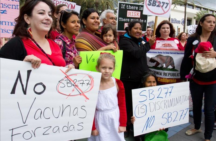 Madres hispanas protestan contra proyecto sobre vacunación en California