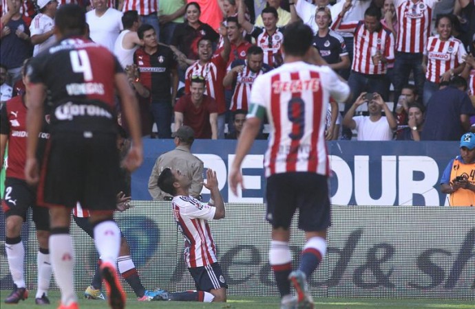 1-4. Guadalajara golea a Atlas en un accidentado duelo y accede a las semifinales del fútbol en México