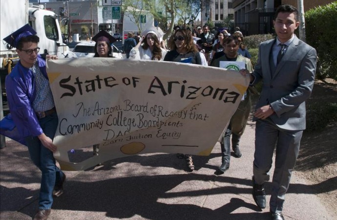 Soñadores en Arizona enfocan esfuerzos en conseguir ayudas financieras