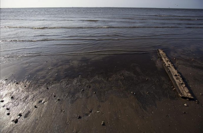 Un oleoducto se rompe y vierte 80.000 litros de petróleo al océano en EE.UU.