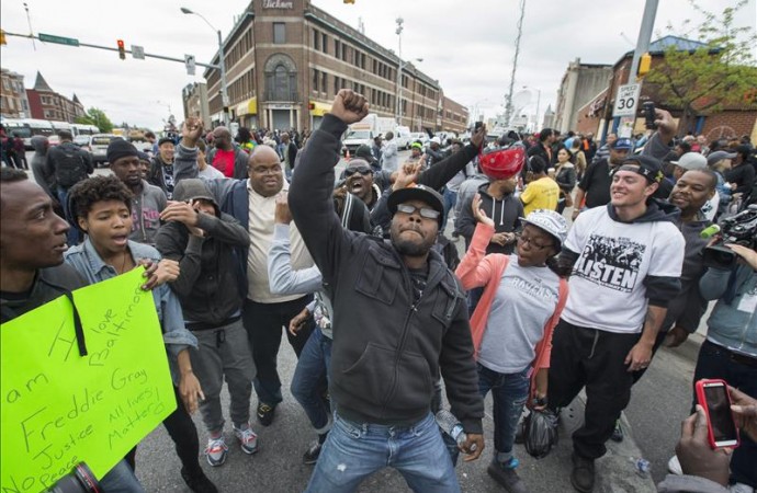 Juez confirma cargos contra policías por muerte de joven negro en Baltimore