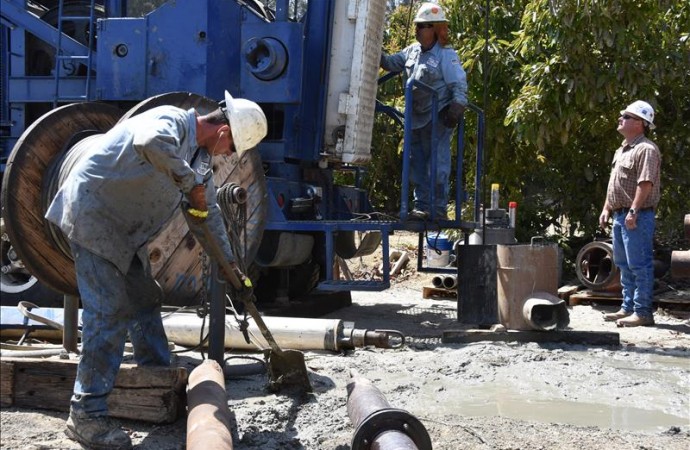 California aprueba recorte voluntario de 25 por ceinto de agua de los cultivadores