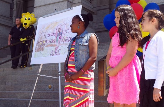 Premian a niñas hispanas de Colorado por promover una causa de niños desaparecidos