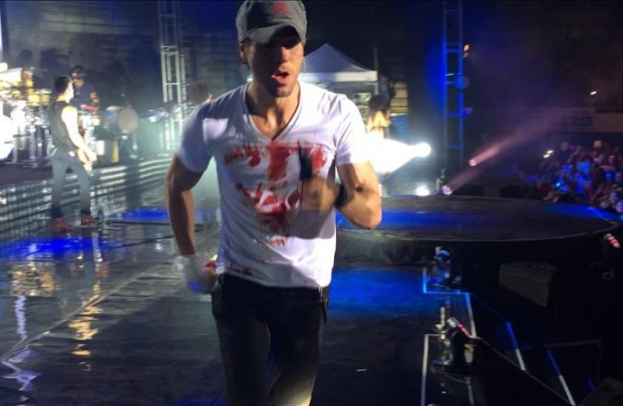 Cantante Enrique Iglesias sufre cortes en una mano durante espectáculo