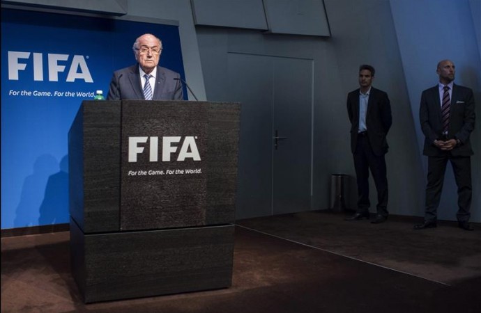 El Departamento Justicia y el FBI investigan a Blatter, según medios de EEUU