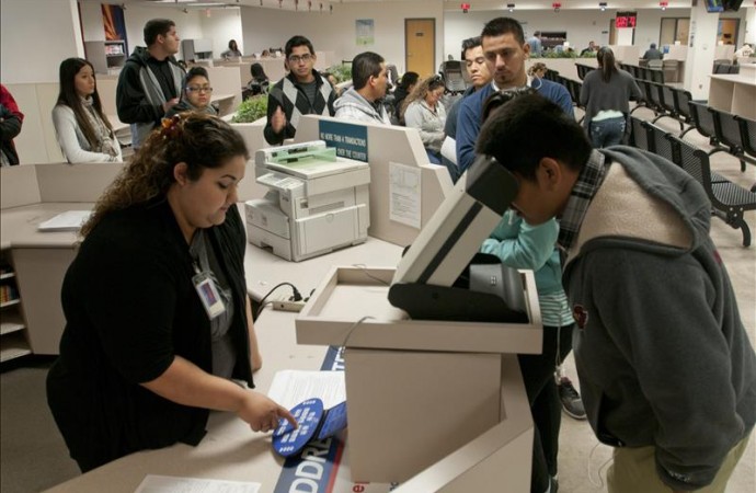 DMV California pide paciencia por demoras en licencias para indocumentados