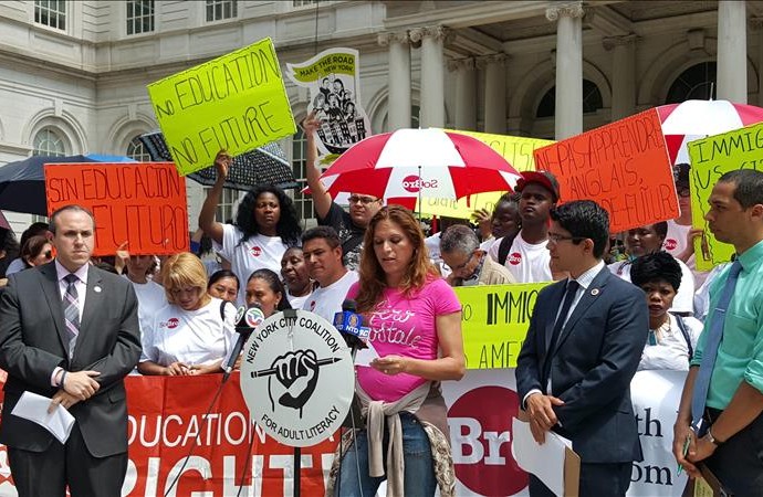 Inmigrantes piden al alcalde Nueva York no recortar fondos para su educación