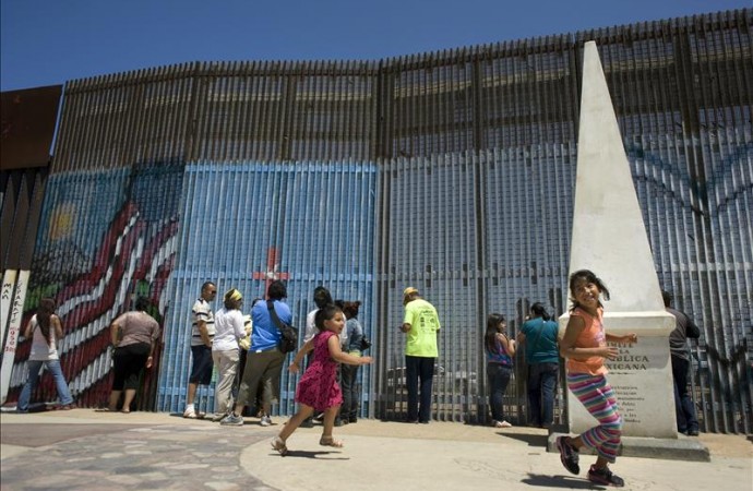 Familias de inmigrantes celebran Día del Padre divididos por muro fronterizo
