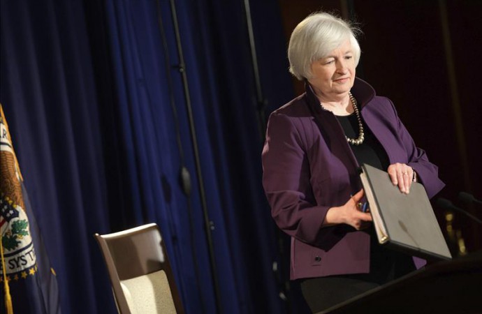 Fed podría retrasar subida de tipos por turbulencias financieras, según WSJ