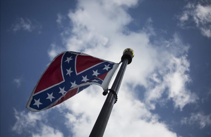 Piden en protesta quitar bandera confederada en Capitolio de Carolina del Sur