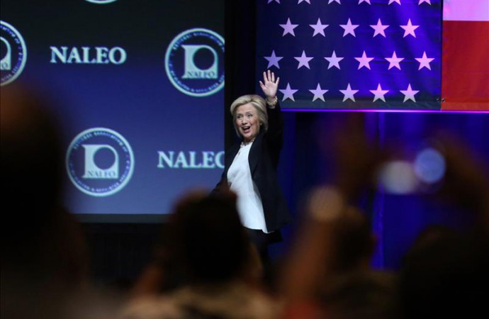 Clinton pide que Puerto Rico sea tratado por igual para afrontar su deuda