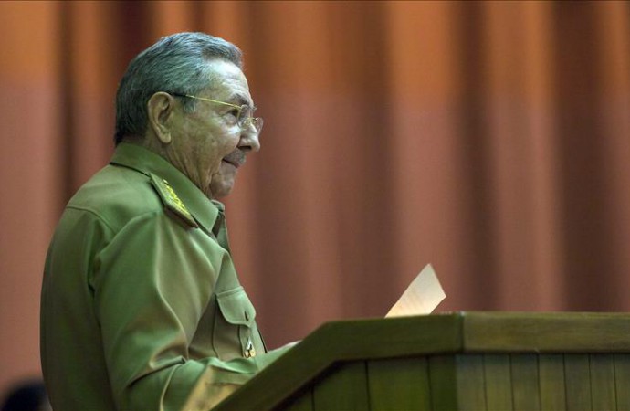 Raúl Castro espera que Obama use sus facultades para desmantelar el embargo