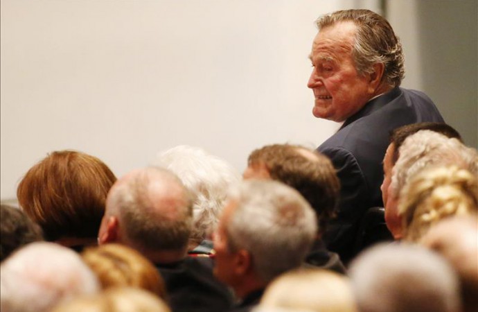 El expresidente de EEUU George H.W. Bush, hospitalizado tras sufrir una caída
