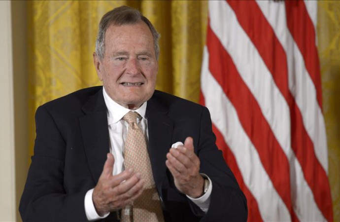 George H. W. Bush se recupera en el hospital y recibe una llamada de Obama