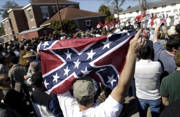 El Ku Klux Klan y el grupo Black Panther marchan en calles Carolina del Sur