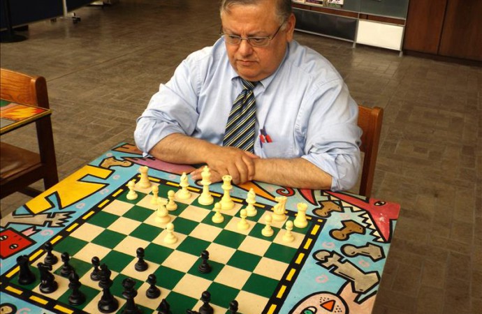Hispano da lecciones de vida desde hace más de 20 años a través del ajedrez