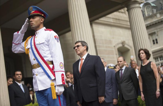 Canciller cubano exige fin del embargo en acto de apertura embajada en EEUU