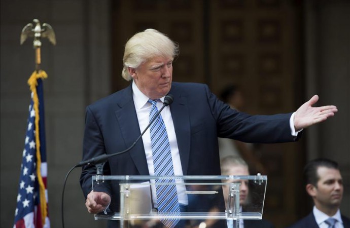 En la frontera, Trump suaviza su discurso pero insiste en el muro