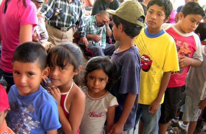 Mexicana vela por el bienestar de centenares de huérfanos en la frontera