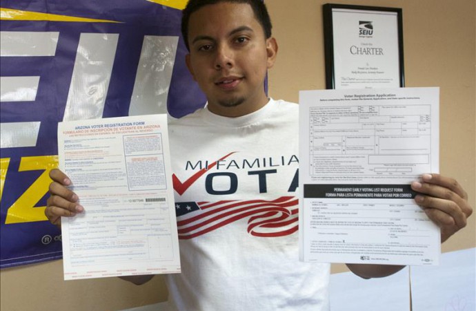 Activistas impulsan el registro de votantes latinos en Arizona