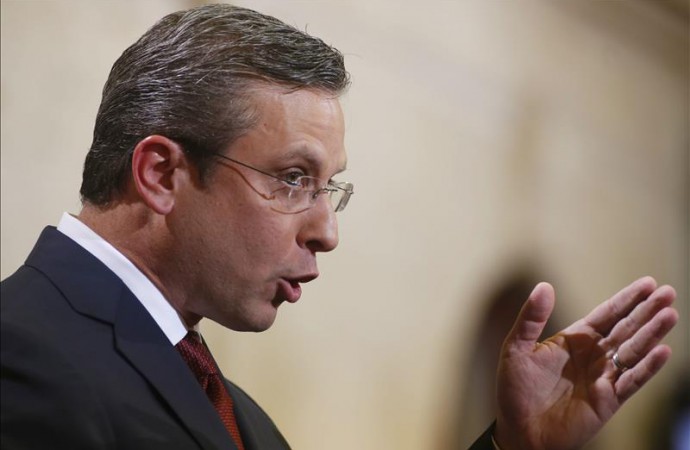 El gobernador de Puerto Rico viaja a Washington para tratar sobre la crisis