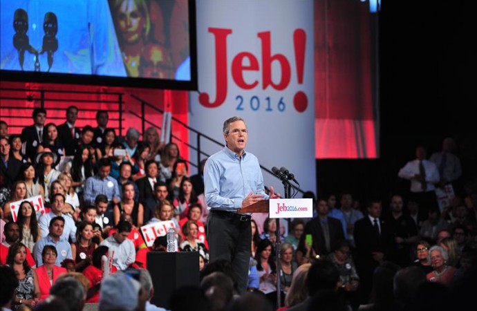 Jeb Bush carga contra Clinton por pedir el levantamiento del embargo a Cuba