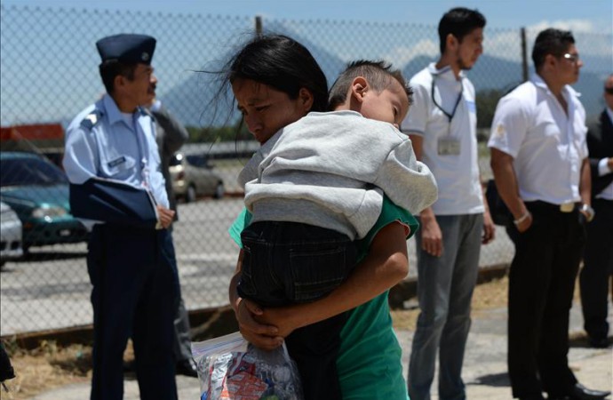 EEUU seguirá deteniendo a familias que crucen ilegalmente la frontera