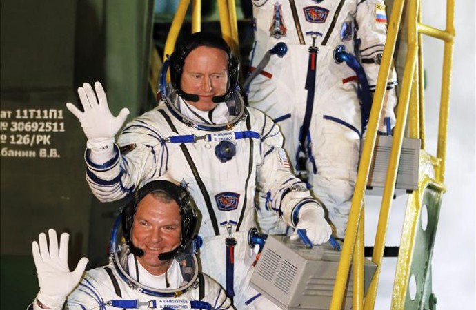 Cosmonautas rusos concluyen sin problemas su caminata espacial en la EEI