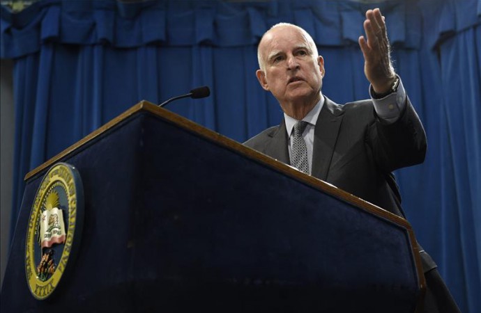 California firma medidas migratorias, entre ellas remoción de palabra «alien»
