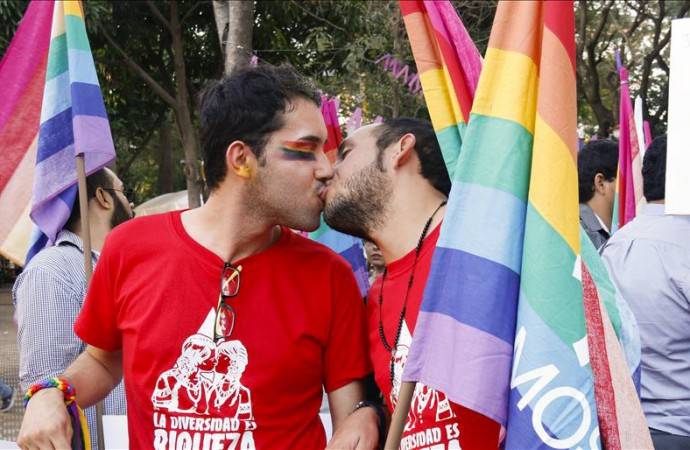 Puerto Rico aprueba cambiar el género en licencias conducción a comunidad LGBT
