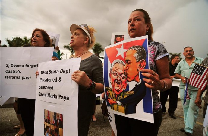 Exilio cubano en Miami califica de «bofetada a la libertad» izado de bandera