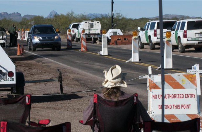 Funcionarios consulares salen a buscar inmigrantes en desierto de Arizona