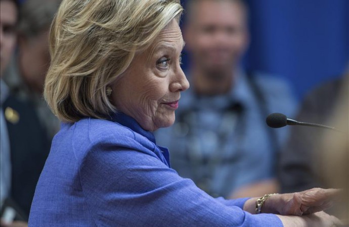 Clinton ve crecer el escándalo sobre emails en su peor momento de popularidad