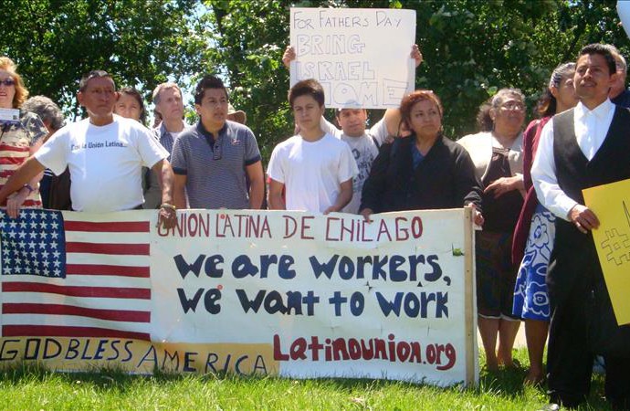 Concejal latino quiere aumentar protección de indocumentados en Chicago
