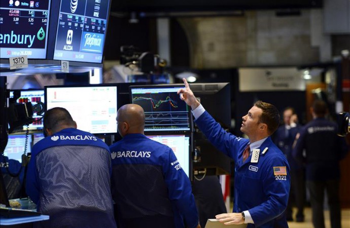 Wall Street sigue con pérdidas en la media sesión y el Dow Jones baja un 1 %