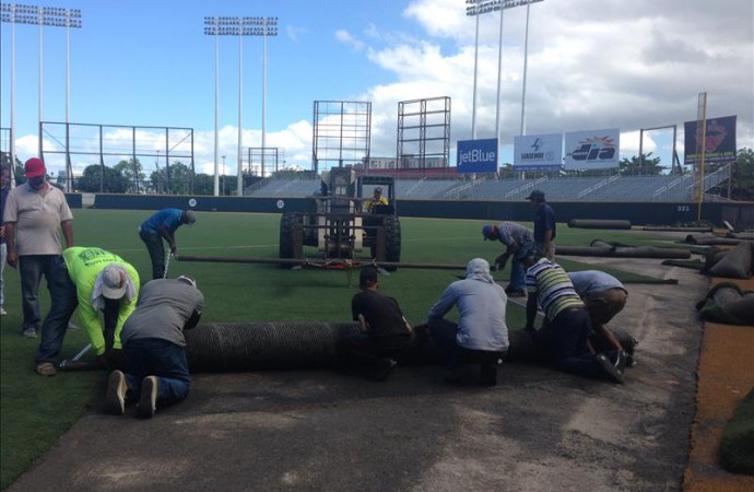 Remueven césped del estadio de béisbol de San Juan para futuras competencias