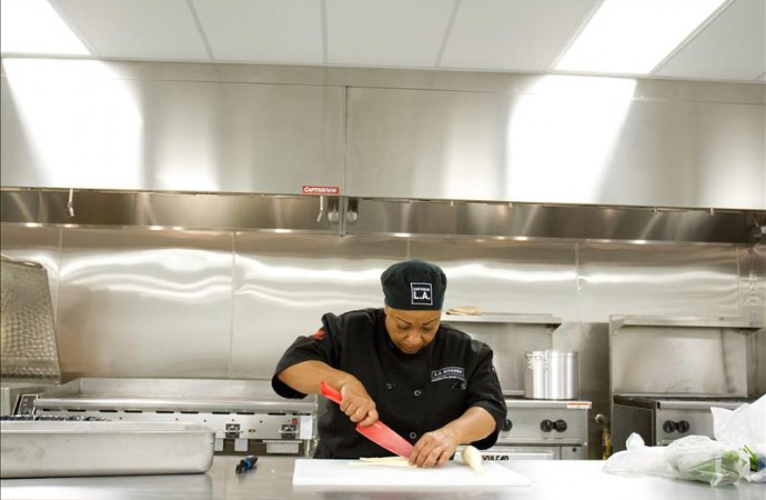 Cocina comunitaria de Los Ángeles, nueva oportunidad a latinos con problemas