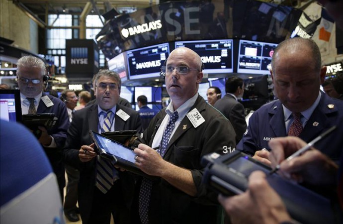 Wall Street cambia de rumbo y convierte en pérdidas su fuerte impulso inicial