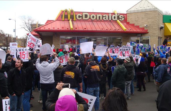 Trabajadores de comida rápida ganarán 15 dólares la hora en Nueva York