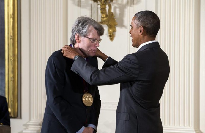 Obama premia a Stephen King y a Miriam Colón por su aporte al mundo del arte