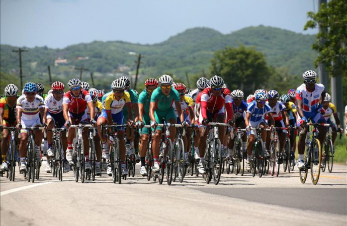Unos 500 ciclistas participan en evento benéfico de expelotero Carlos Delgado