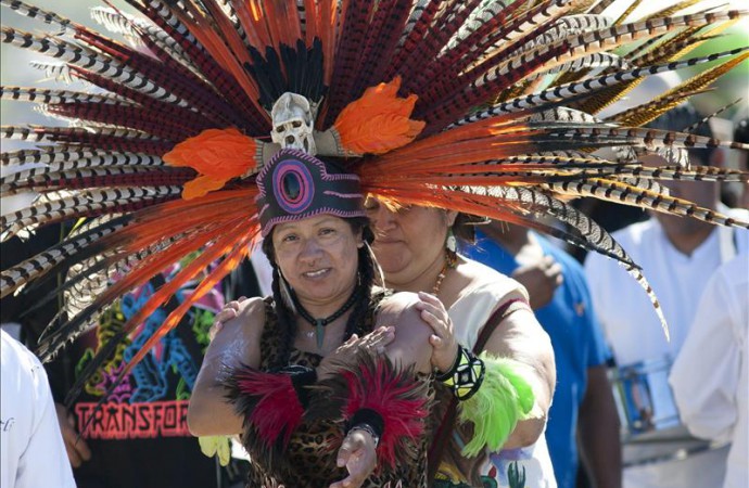 Miles de mexicanos se dan cita en el desfile del Este de Los Ángeles