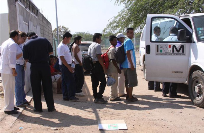 Detienen en México a 5 personas que transportaban migrantes centroamericanos