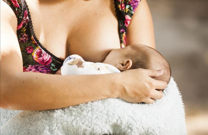 La leche materna podría reducir riesgo de autismo en propensos por genética