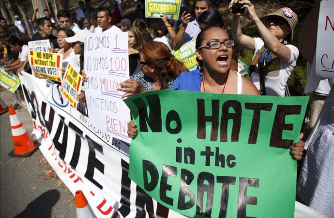 Activistas latinos protestan a las puertas del debate republicano