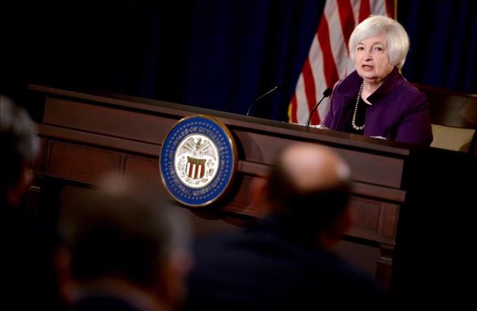 Yellen defiende aplazar alza de tipos por volatilidad global y fuerte dólar
