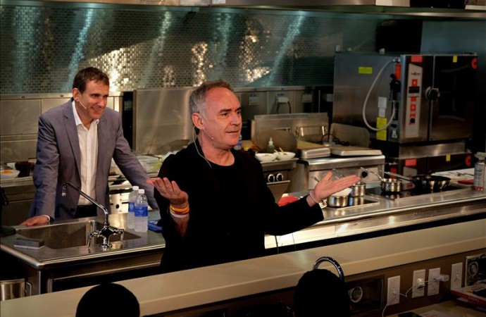 Chef Ferran Adrià defiende fusión de gastronomías y vanguardia «con límites»