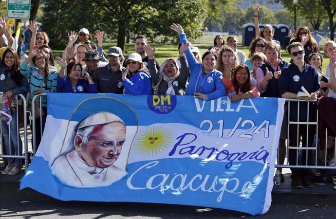 Miles de personas aclaman al papa a su paso por el centro de Washington