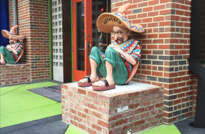 Estatuas de mexicanos durmiendo causan polémica en Carolina del Norte