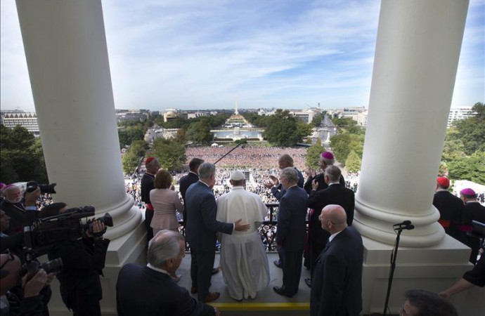 Una diversa multitud recibe la bendición del papa frente al Capitolio